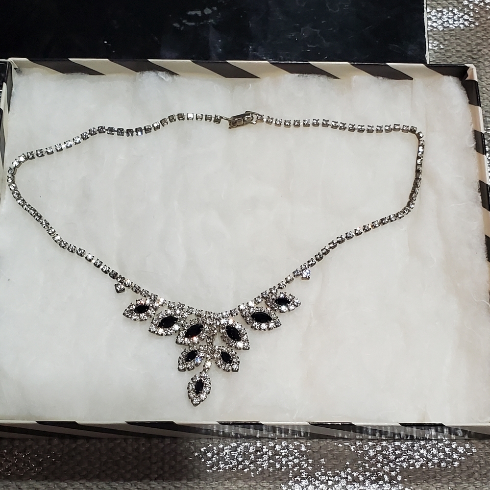 Vintage jewelry black marquis shaped glass & clear rhinestone 16" necklace